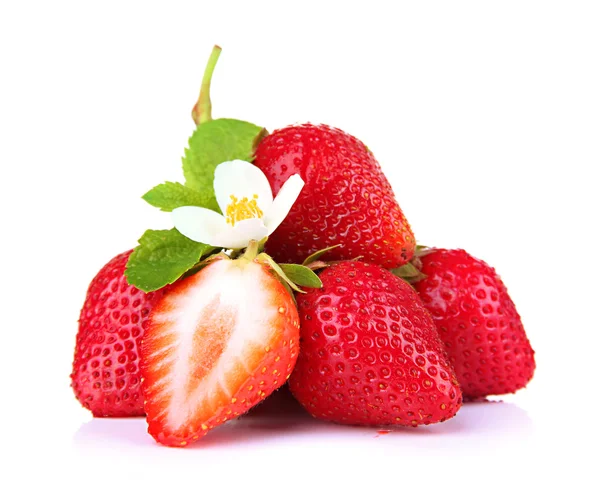 Zralé sladké jahody a květina, izolované na bílém — Stock fotografie
