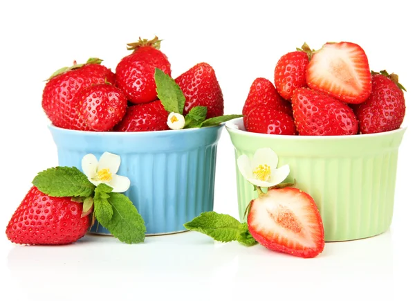 Reife süße Erdbeeren in Schalen, isoliert auf weiß — Stockfoto