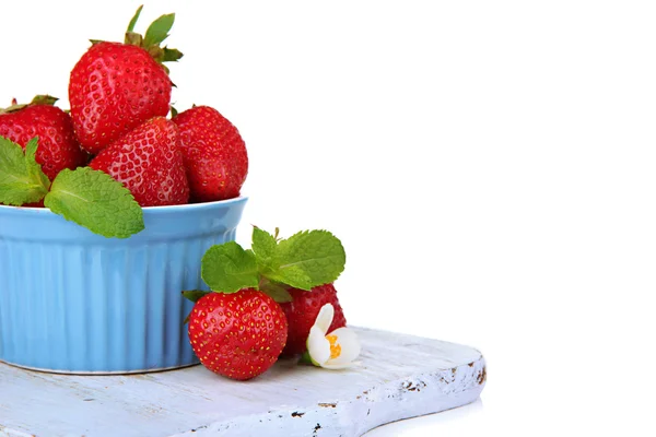 Reife süße Erdbeeren in Schale, isoliert auf weiß — Stockfoto