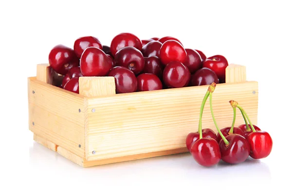 Вишневые ягоды в деревянной коробке изолированы на белом — стоковое фото