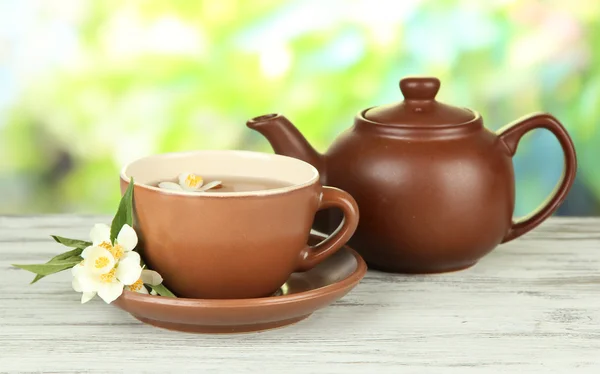 Taza de té con jazmín, sobre fondo brillante — Foto de Stock