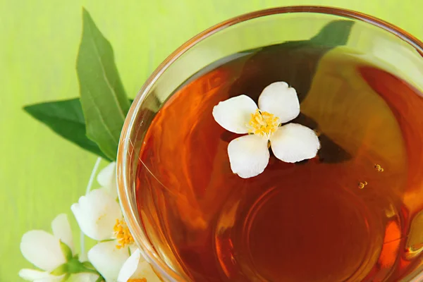 Cup of tea with jasmine, on wooden table, close-up — Stock Photo, Image