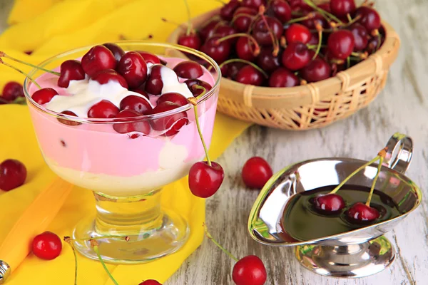 Delizioso dessert di ciliegie in vaso di vetro su tavolo di legno primo piano — Foto Stock