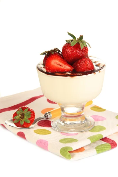 Délicieux dessert à la fraise dans un vase en verre isolé sur blanc — Photo