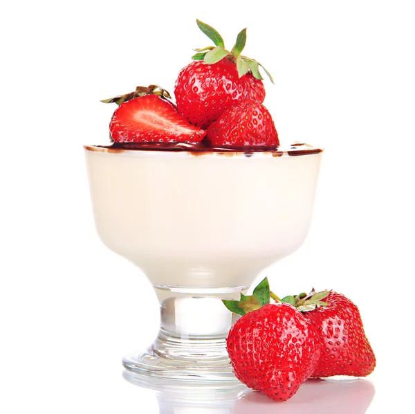 Délicieux dessert à la fraise dans un vase en verre isolé sur blanc — Photo