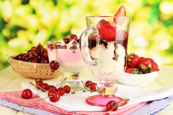 Köstliche Erdbeer-Kirsch-Desserts in Glasvase auf Holztisch vor natürlichem Hintergrund — Stockfoto