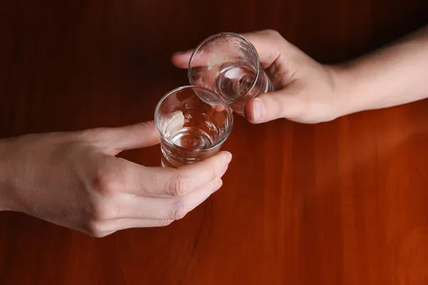 Berusad mans drinkar vodka på tabell närbild — Stockfoto