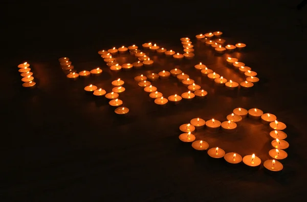 Velas románticas sobre fondo oscuro —  Fotos de Stock