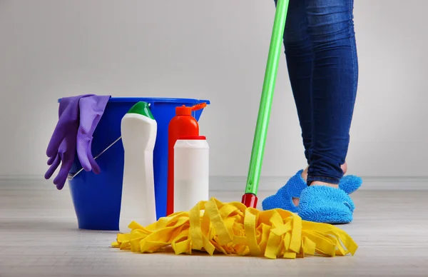 Schoonmaakvloer in de kamer close-up — Stockfoto