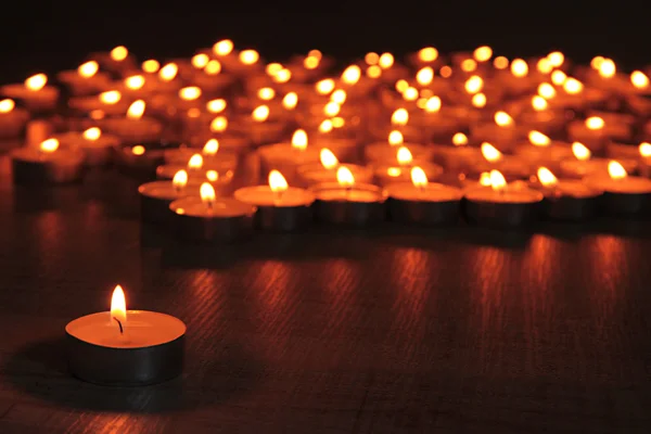 Hořící svíčky na tmavém pozadí — Stock fotografie