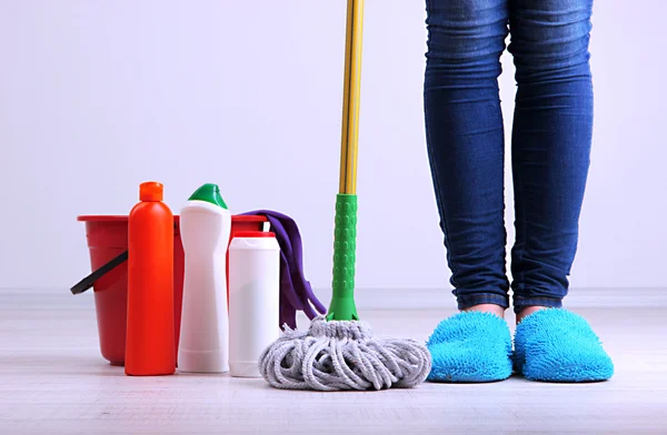 Sprzątanie podłogi w pokoju z bliska — Zdjęcie stockowe