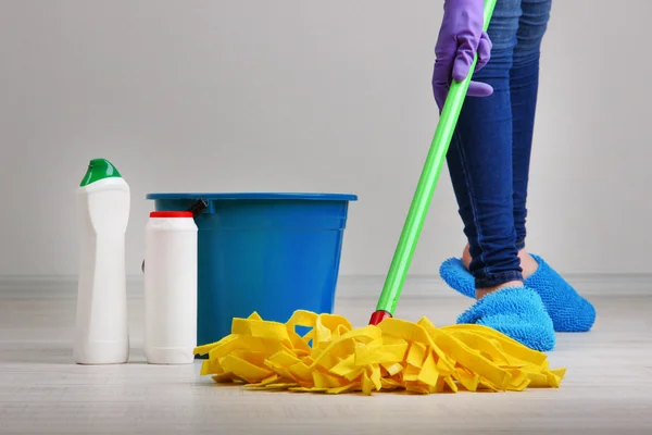 Piso de limpieza en la habitación primer plano —  Fotos de Stock