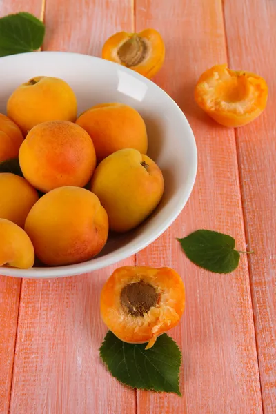 Abricots en assiette sur table en bois — Photo