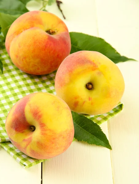 Ripe sweet peaches on wooden table — Stock Photo, Image