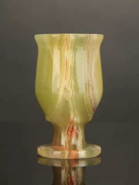 灰色の背景上のオニキスの杯 — ストック写真