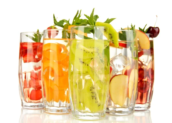 Vasos de bebidas de frutas con cubitos de hielo aislados en blanco —  Fotos de Stock