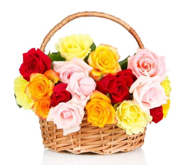 白で隔離される枝編み細工品バスケットにはバラの美しい花束 — ストック写真