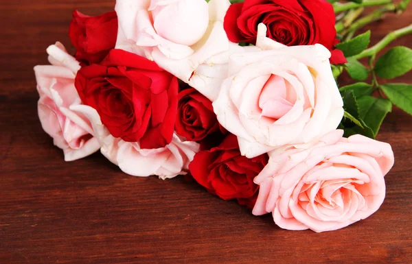 Prachtig boeket rozen op tafel close-up — Stockfoto