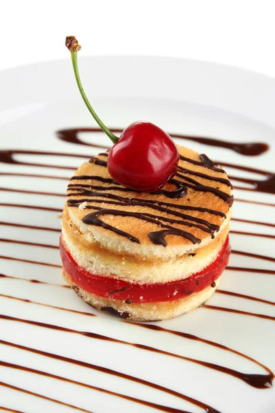 Bolo de biscoito saboroso com chocolate e baga no prato — Fotografia de Stock