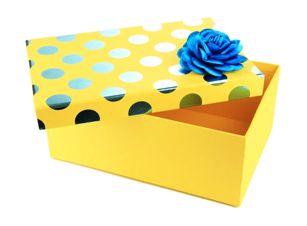 Scatola gialla per regali isolati su bianco — Foto Stock