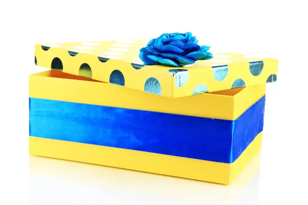 Caja amarilla para regalos aislados en blanco —  Fotos de Stock
