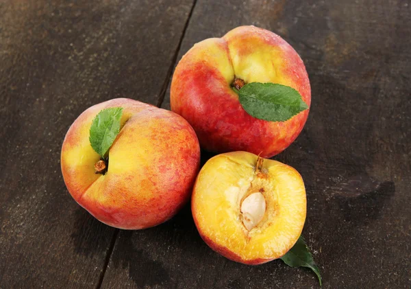Peaches on wooden table — Stock Photo, Image