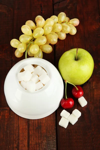 Refined sugar in white sugar bowl on wooden background — Stock Photo, Image