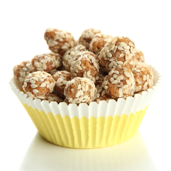 Cacahuetes sabrosos con sésamo y caramelo, aislados en blanco — Foto de Stock