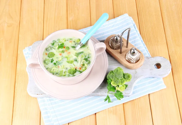 Sopa de col en plato sobre servilleta a bordo para cortar sobre mesa de madera — Foto de Stock