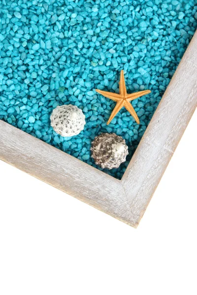 Areia colorida decorativa com conchas isoladas em branco — Fotografia de Stock
