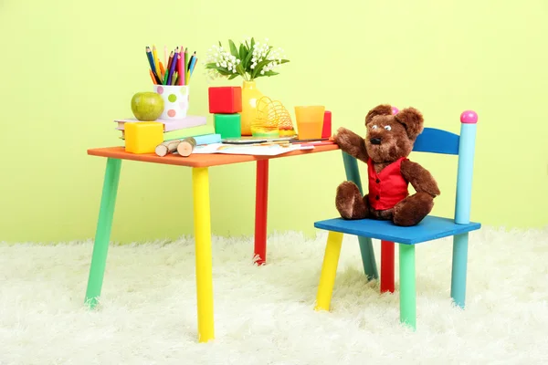 Chambre d'enfant moderne avec équipement et jouets — Photo