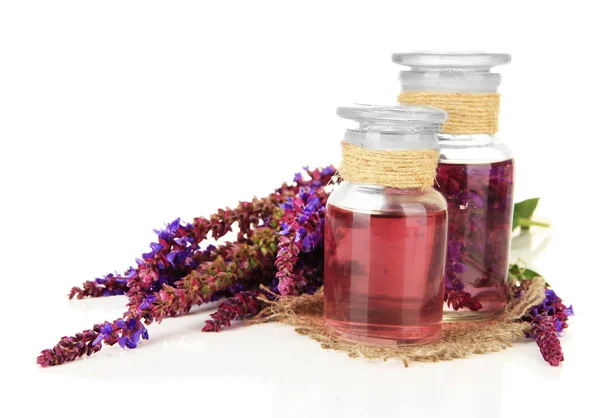 Medizinflaschen mit Salvia-Blüten, isoliert auf weiß lizenzfreie Stockbilder