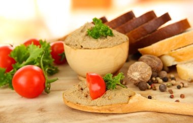 taze ezme, domates ve parlak zemin üzerine ekmek bileşimi