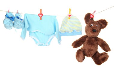 Bebek giysileri üzerinde beyaz izole clothesline üzerinde asılı