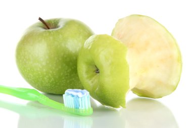 elma üzerine beyaz izole bir diş fırçası ile