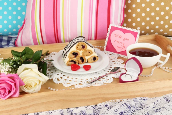 Frukost på sängen på alla hjärtans dag närbild — Stockfoto