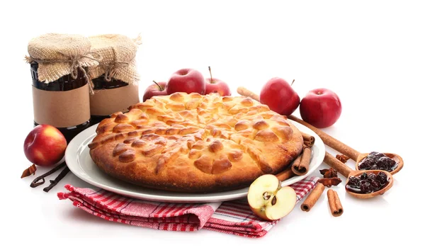 Ízletes házi torta, az alma és a lekvár, elszigetelt fehér — Stock Fotó