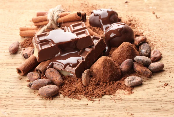 Composición de dulces de chocolate, cacao y especias sobre fondo de madera — Foto de Stock