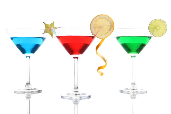 Cócteles alcohólicos en vasos de martini aislados en blanco — Foto de Stock