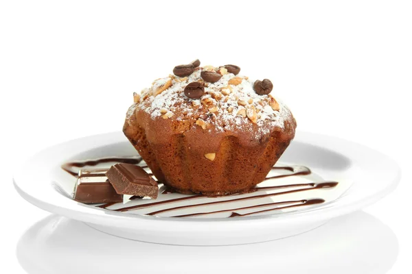Muffin smaczne ciasto z cukrem pudrem na talerzu, na białym tle — Zdjęcie stockowe