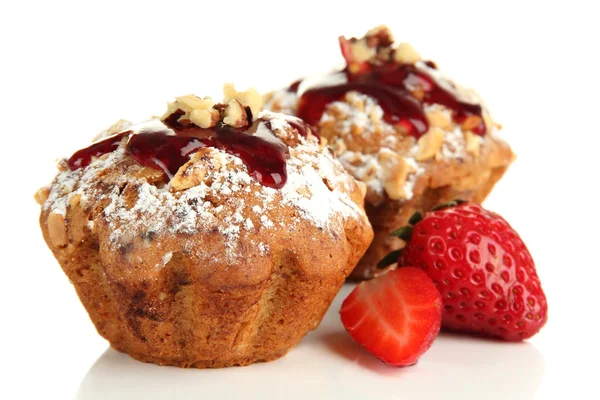 Bolos de muffin saborosos com morangos, isolados em branco — Fotografia de Stock