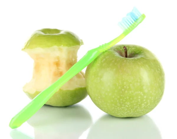 Pommes avec une brosse à dents isolée sur blanc — Photo