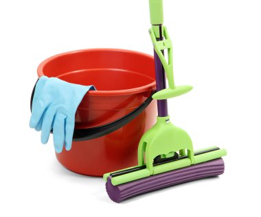 paspas, üzerinde beyaz izole, plastik kova ve lastik eldiven