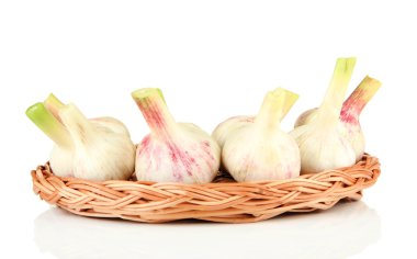 hasır mat, üzerinde beyaz izole taze sarımsak