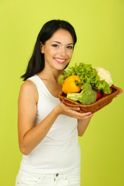 yeşil renkli sebze ile kız