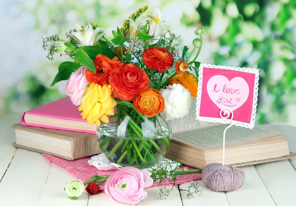 Vackra stilleben av blommor smörblommor på träbord på naturliga bakgrund — Stockfoto