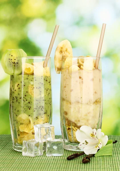 Deliciosos smoothies de frutas em fundo brilhante — Fotografia de Stock