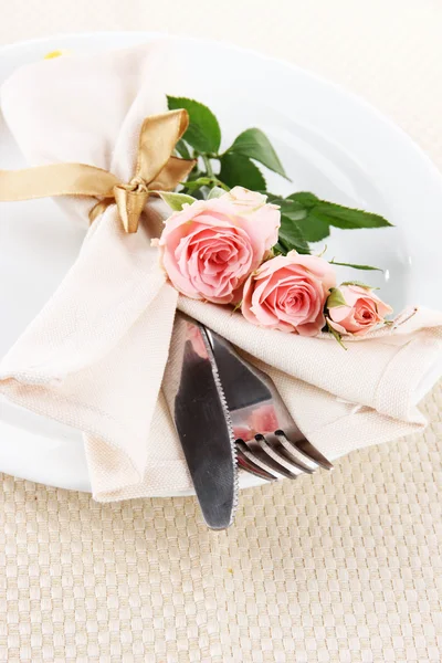 Prato servido com guardanapo e rosa close-up — Fotografia de Stock