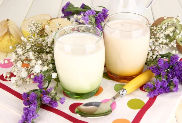 Pyszne jogurty z owocami w okularach na drewniany stół szczegół — Zdjęcie stockowe