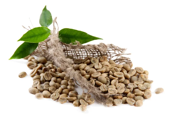 Grüne Kaffeebohnen und Blätter isoliert auf weiß — Stockfoto
